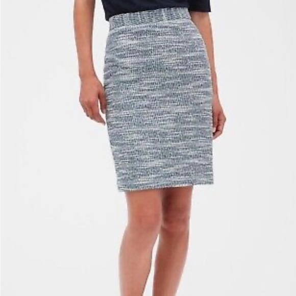 Bannana Republic NWT Women’s Blue and White knit pencil skirt - Picture 2 of 9